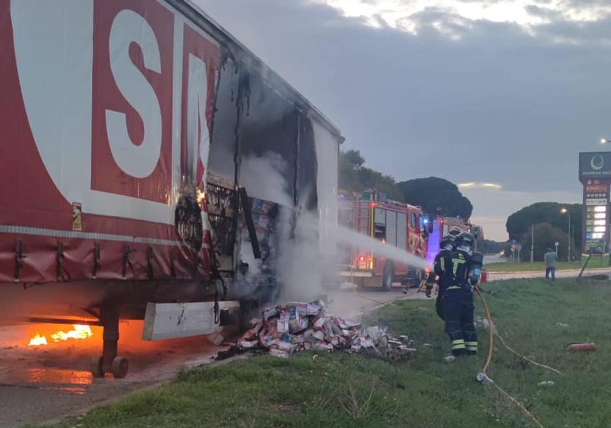 Así han apagado los Bomberos el incendio de un camión de transporte en la N-112