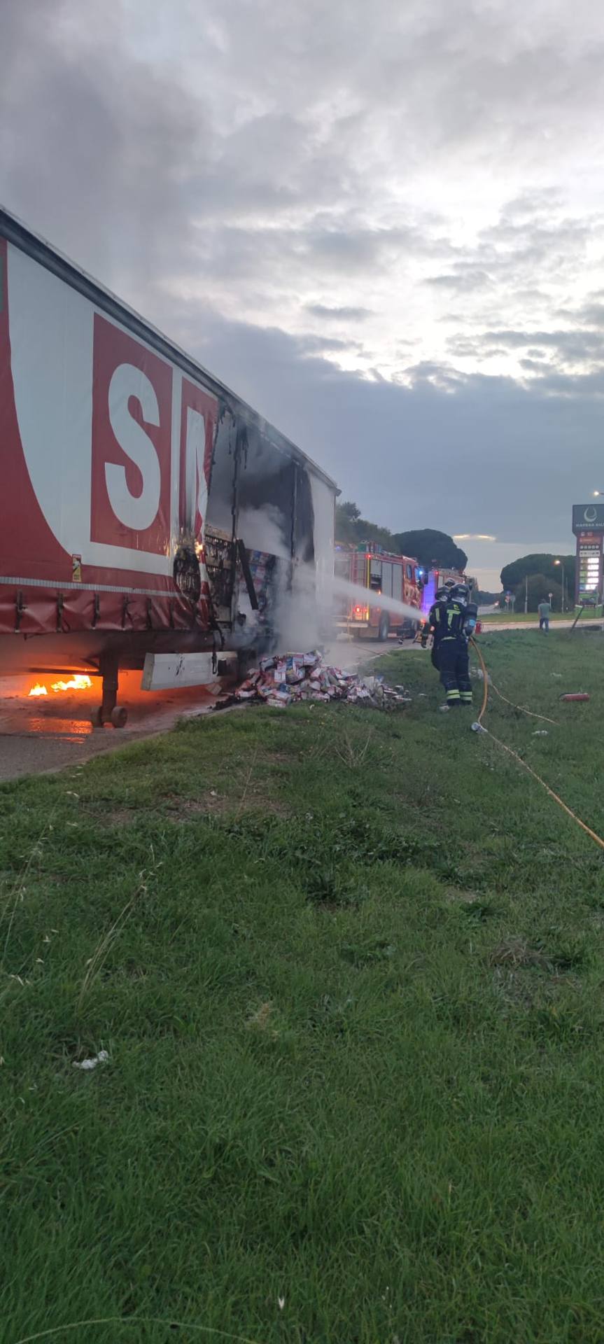 Así han apagado los Bomberos el incendio de un camión de transporte en la N-112