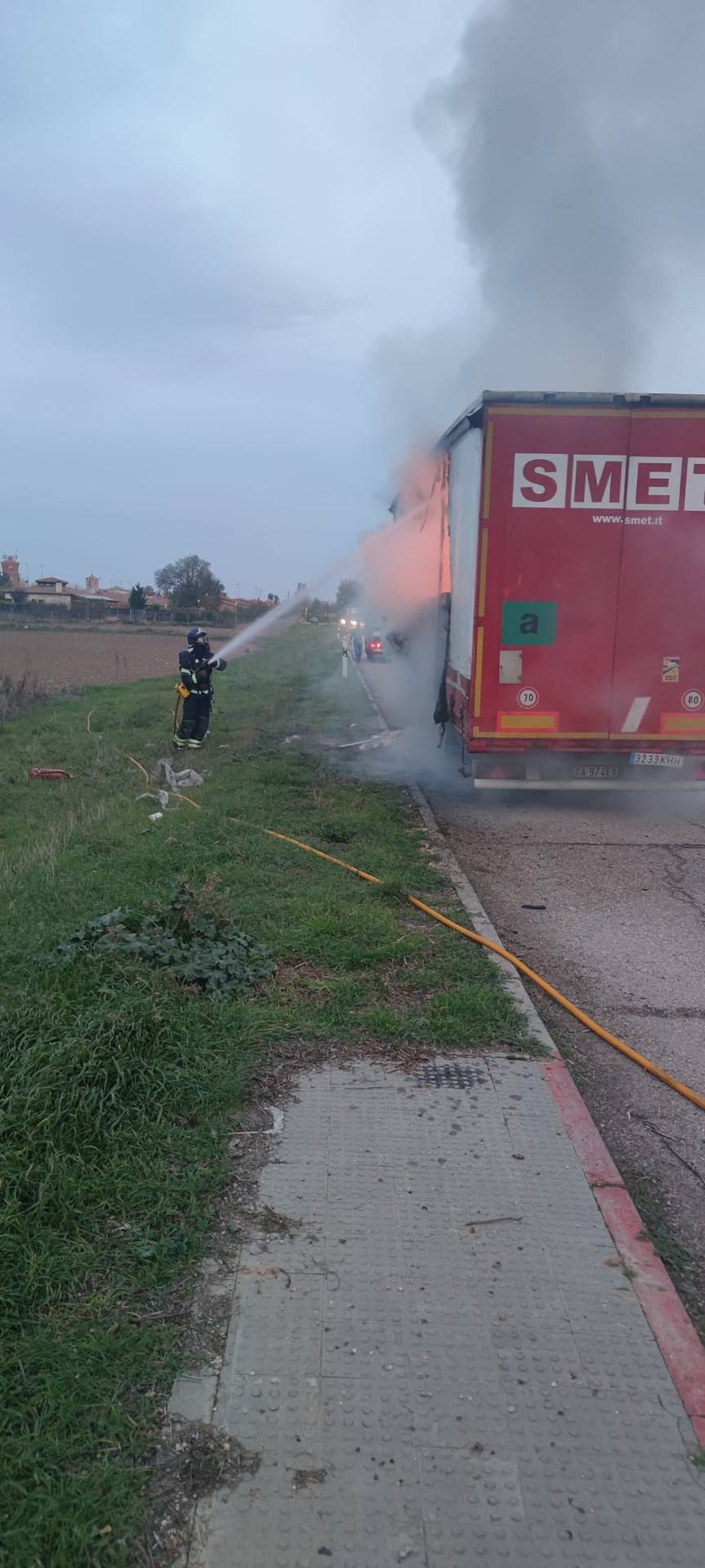 Así han apagado los Bomberos el incendio de un camión de transporte en la N-112