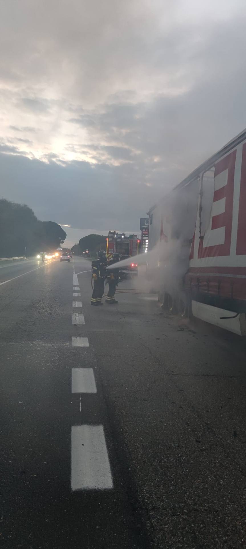 Así han apagado los Bomberos el incendio de un camión de transporte en la N-112