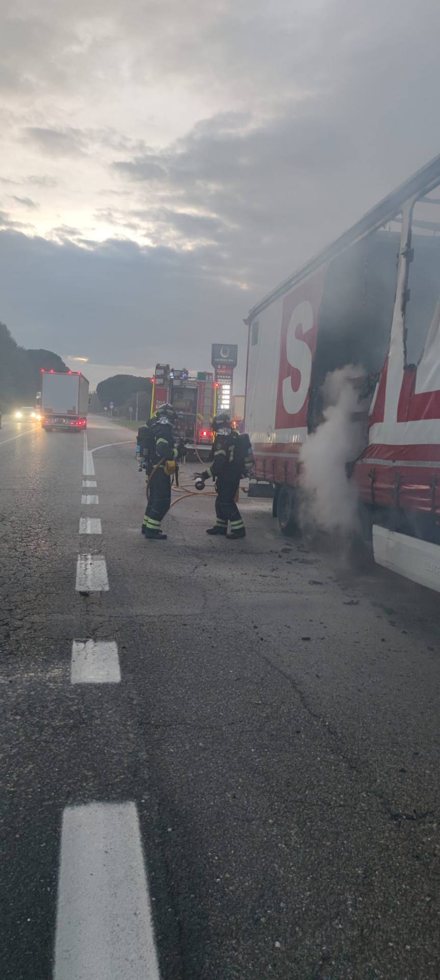 Así han apagado los Bomberos el incendio de un camión de transporte en la N-112