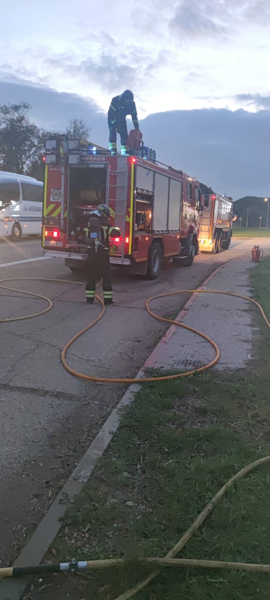 Así han apagado los Bomberos el incendio de un camión de transporte en la N-112