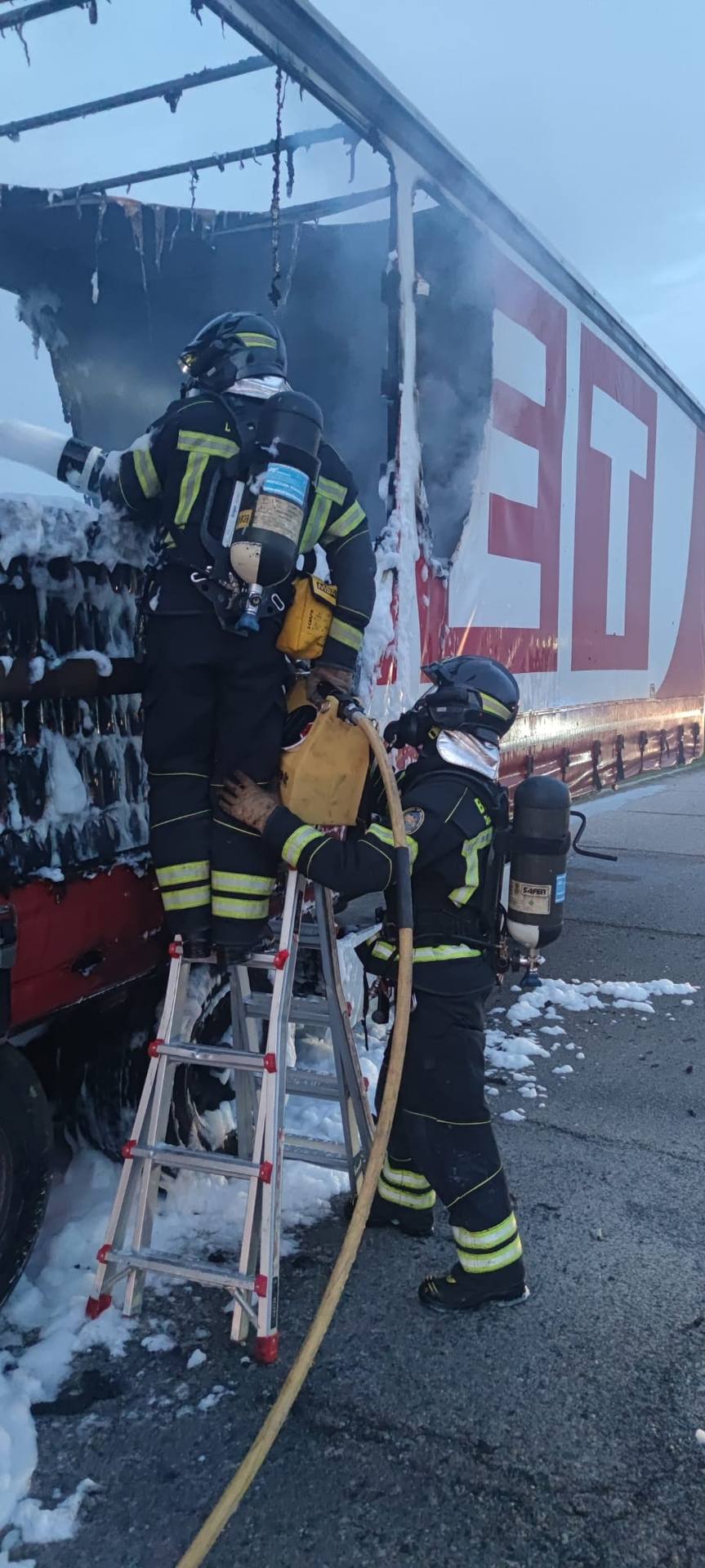 Así han apagado los Bomberos el incendio de un camión de transporte en la N-112