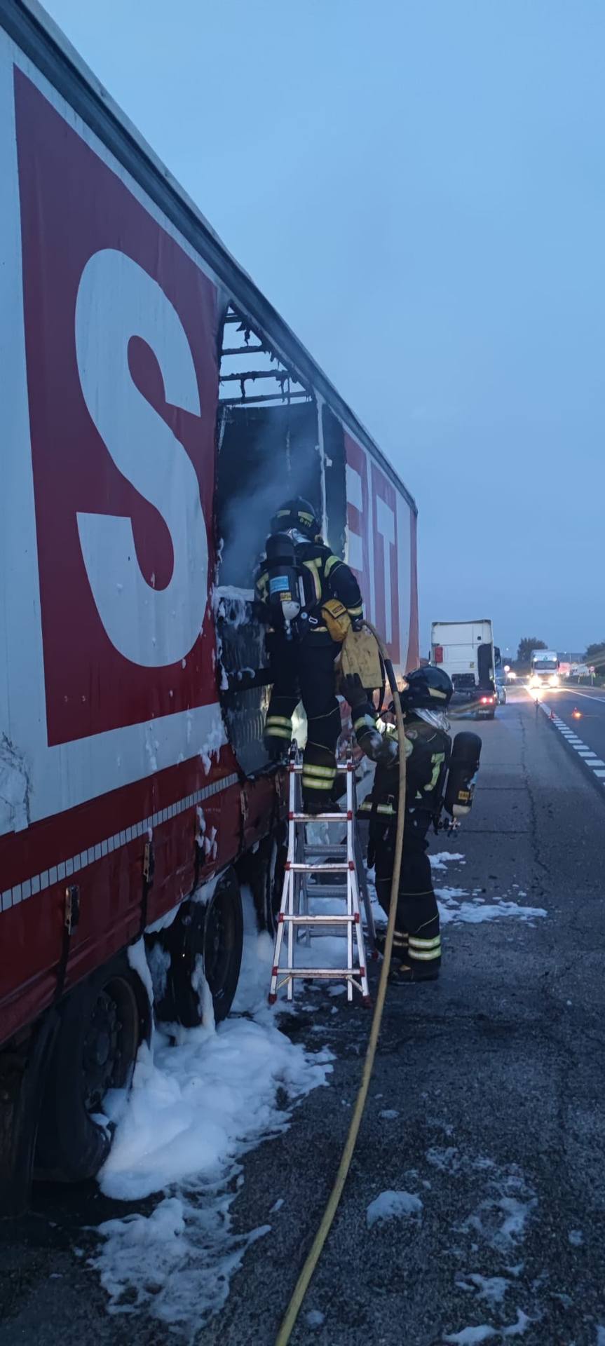 Así han apagado los Bomberos el incendio de un camión de transporte en la N-112