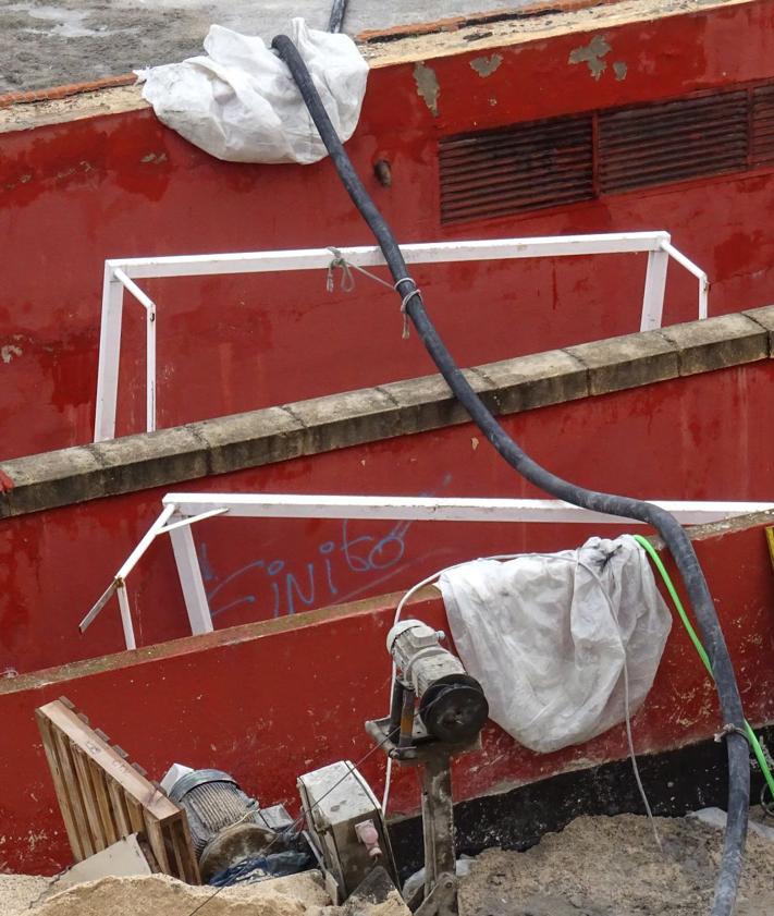 Imagen secundaria 2 - Trabajos de impermeabilización del firme y de renovación del acceso al ascensor del estacionamiento de la calle Romojaro. Debajo, a la izquierda, el acceso peatonal abierto al subterráneo y detalle (derecha) de las porterías retiradas de la pista.