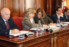 La presidenta de la Diputación, Ángeles Armisén, en el centro, conversa con la diputada María José de la Fuente, en el pleno de este jueves.