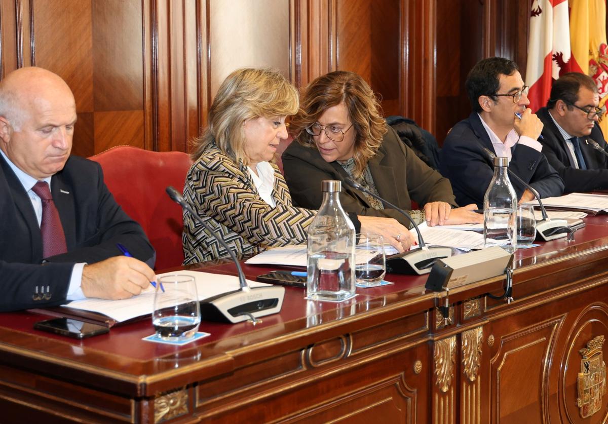 La presidenta de la Diputación, Ángeles Armisén, en el centro, conversa con la diputada María José de la Fuente, en el pleno de este jueves.