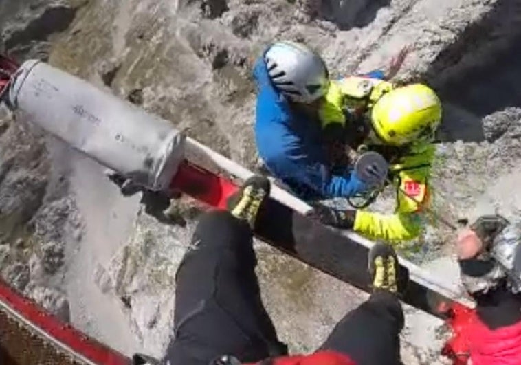 Imagen del rescate del acompañante del montañero fallecido que ha difundido el 112 de Cantabria.