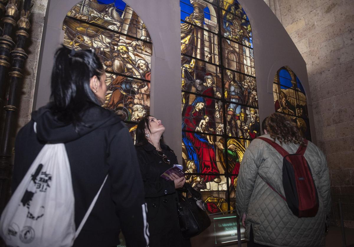 Visitantes participan en el itinerario que descubre las vidrieras de la Catedral de Segovia.