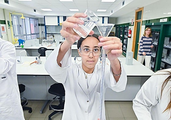 Una alumna del IES Ramón y Cajal, en el laboratorio.