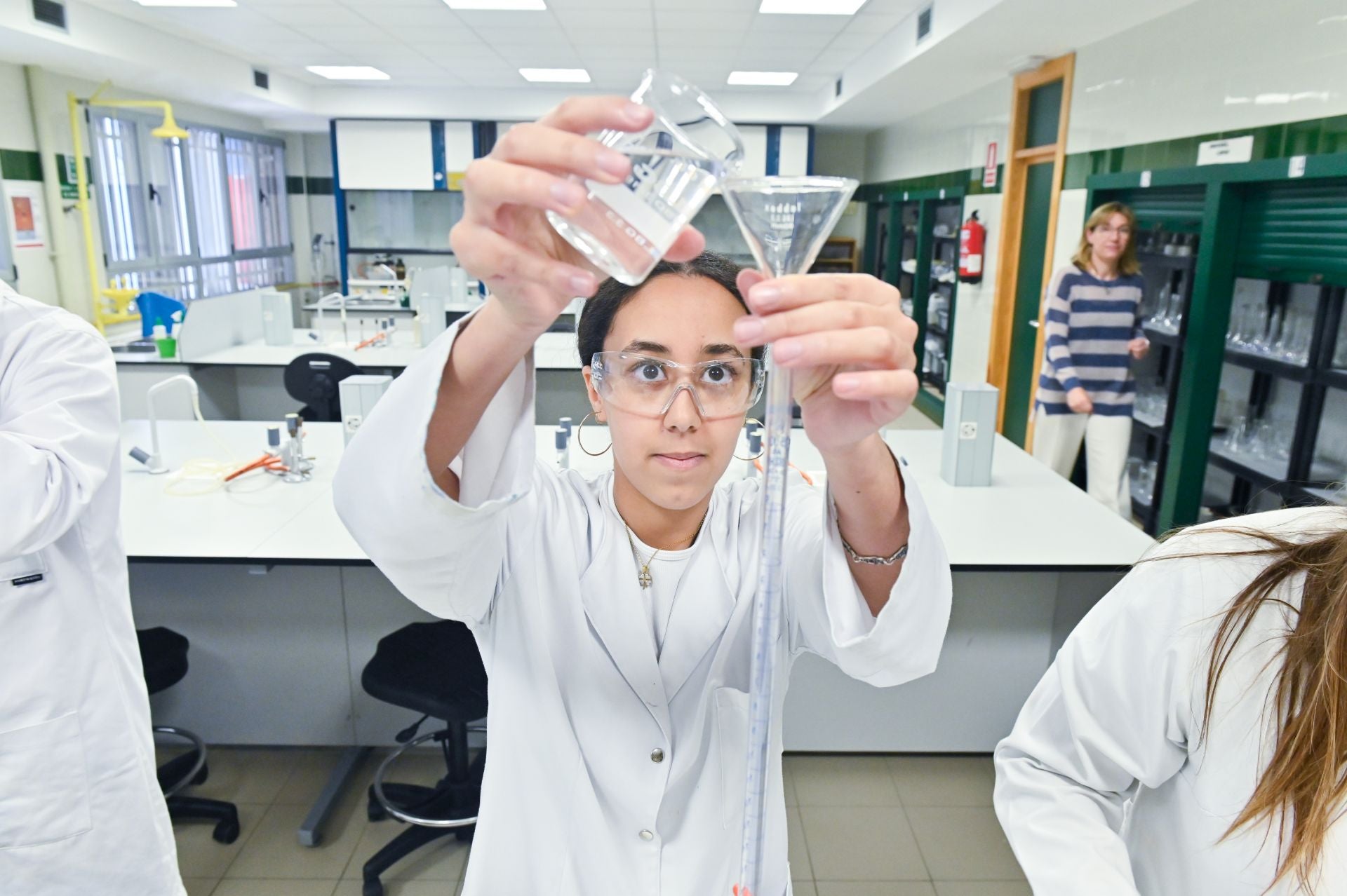 Una alumna del IES Ramón y Cajal, en el laboratorio.