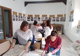 Voluntarias colocan en cajas todo lo que les entregan.