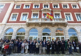 Minuto de silencio en la Subdelegación del Gobierno en Palencia, este jueves a mediodía.