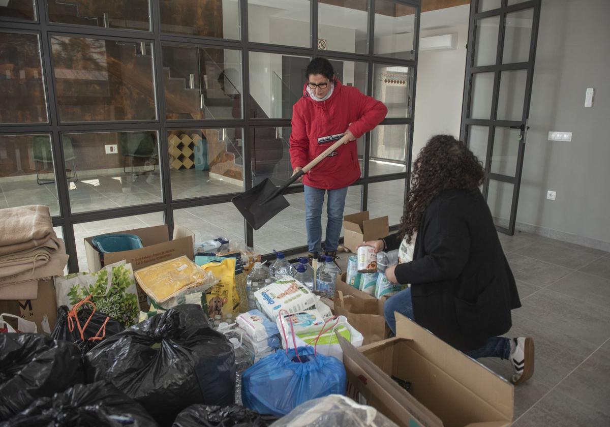 Voluntarias de Segovia Solidaria organizan los primeros materiales recibidos este viernes en el Zibá.