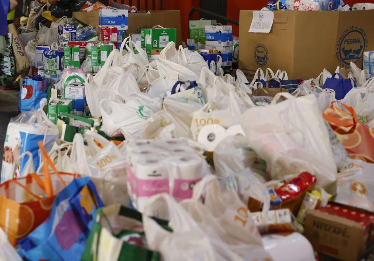 Recogida de productos en el Banco de Alimentos de Valencia para repartir entre los damnificados por la DANA.