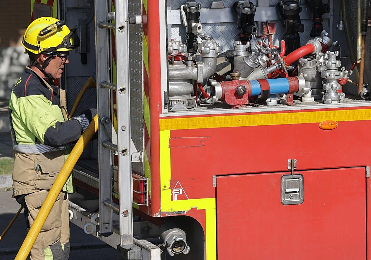 Imagen de archivo de un bombero del Ayuntamiento de Valladolid.