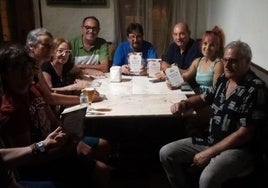 El grupo de lectura, en una de sus reuniones en la cantina.