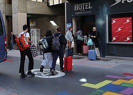 Varias personas llegan ayer al hotel Alda Centro, en la calle Eduardo Dato.