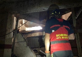 Uno de los bomberos segovianos desplazados a Valencia inspecciona un edifico asolado por la DANA.