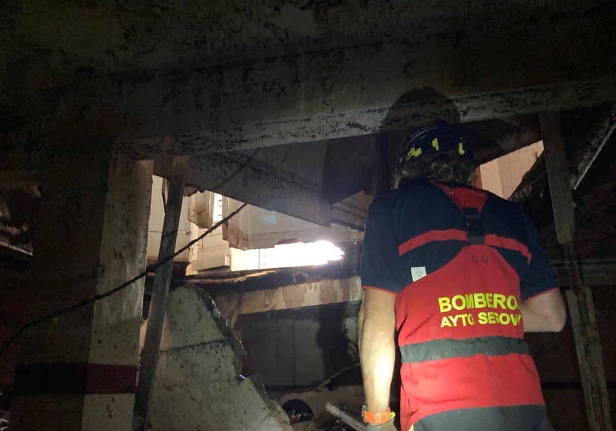 Uno de los bomberos segovianos desplazados a Valencia inspecciona un edifico asolado por la DANA.