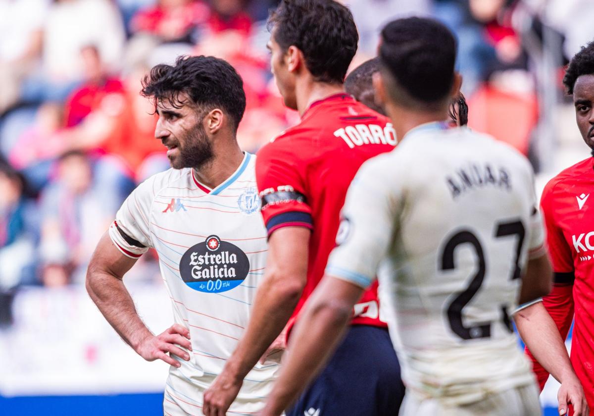 Cömert, brazos en jarra, durante una acción del partido frente al Osasuna.