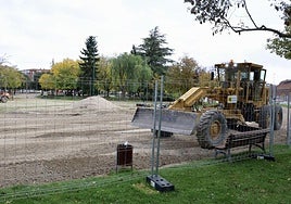 Las maquinas motoniveladoras trabajan para reparar el firme del parque de la Paz.
