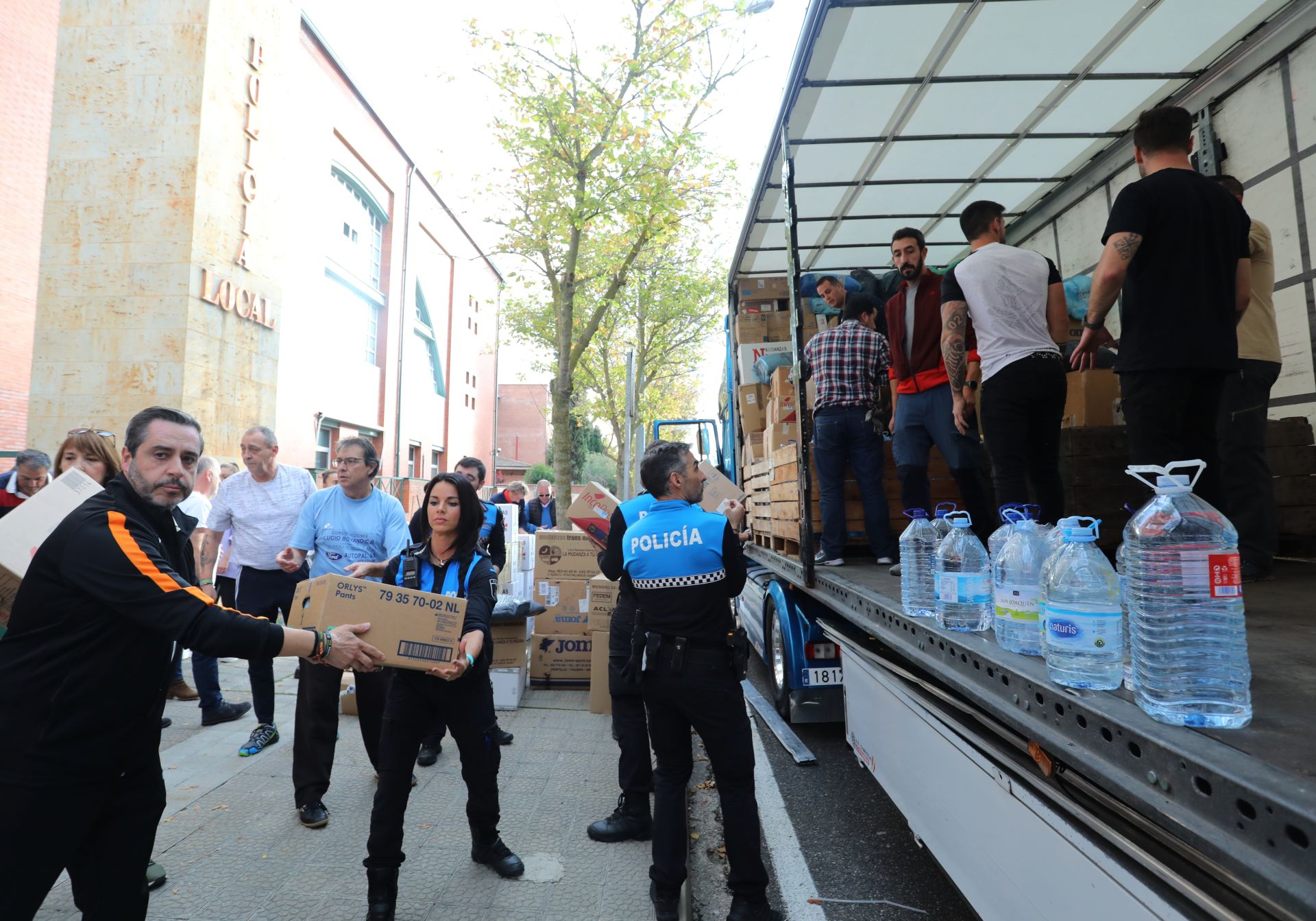 Carga del primer camión de ayuda desde Palencia a Valencia