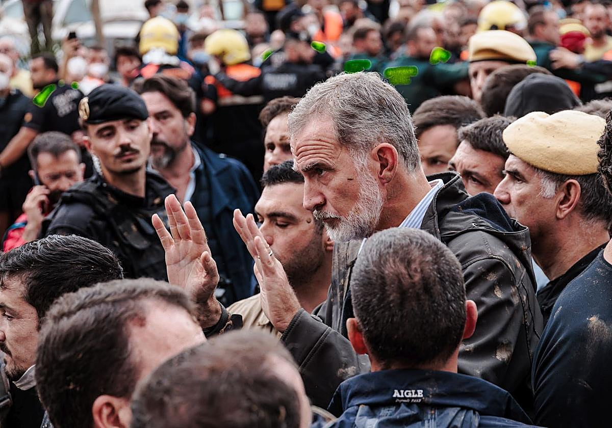 El Rey trata de calmar a los enfurecidos afectados durante su visita de ayer a Paiporta, zona cero de la tragedia.