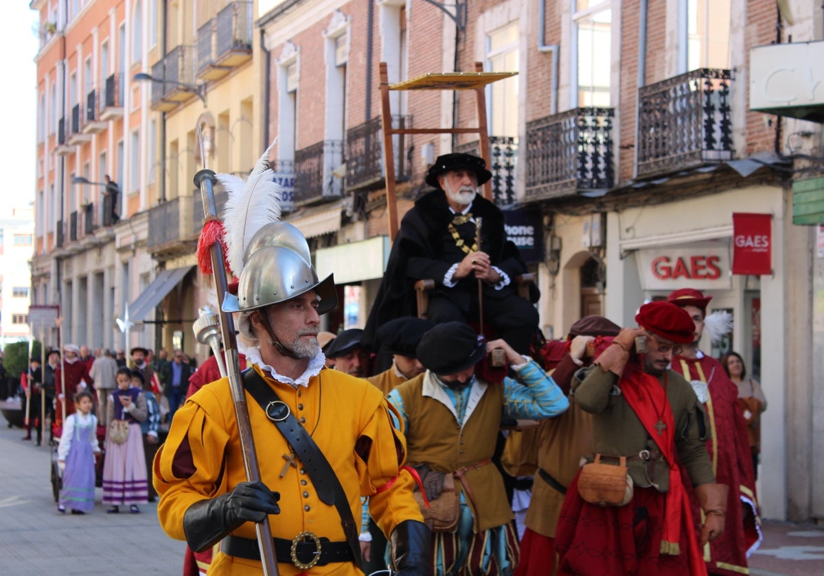 Carlos V por la calle Padilla de Medina del Campo