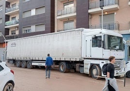 El tráiler de Luis del Agua cargado de agua en Algemesí, este domingo por la mañana.