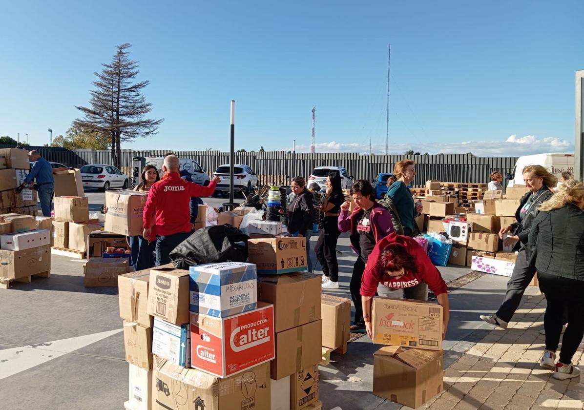 Voluntarios cargan con las cajas del material donado a la campaña para auxiliar a las víctimas de la DANA de Valencia.