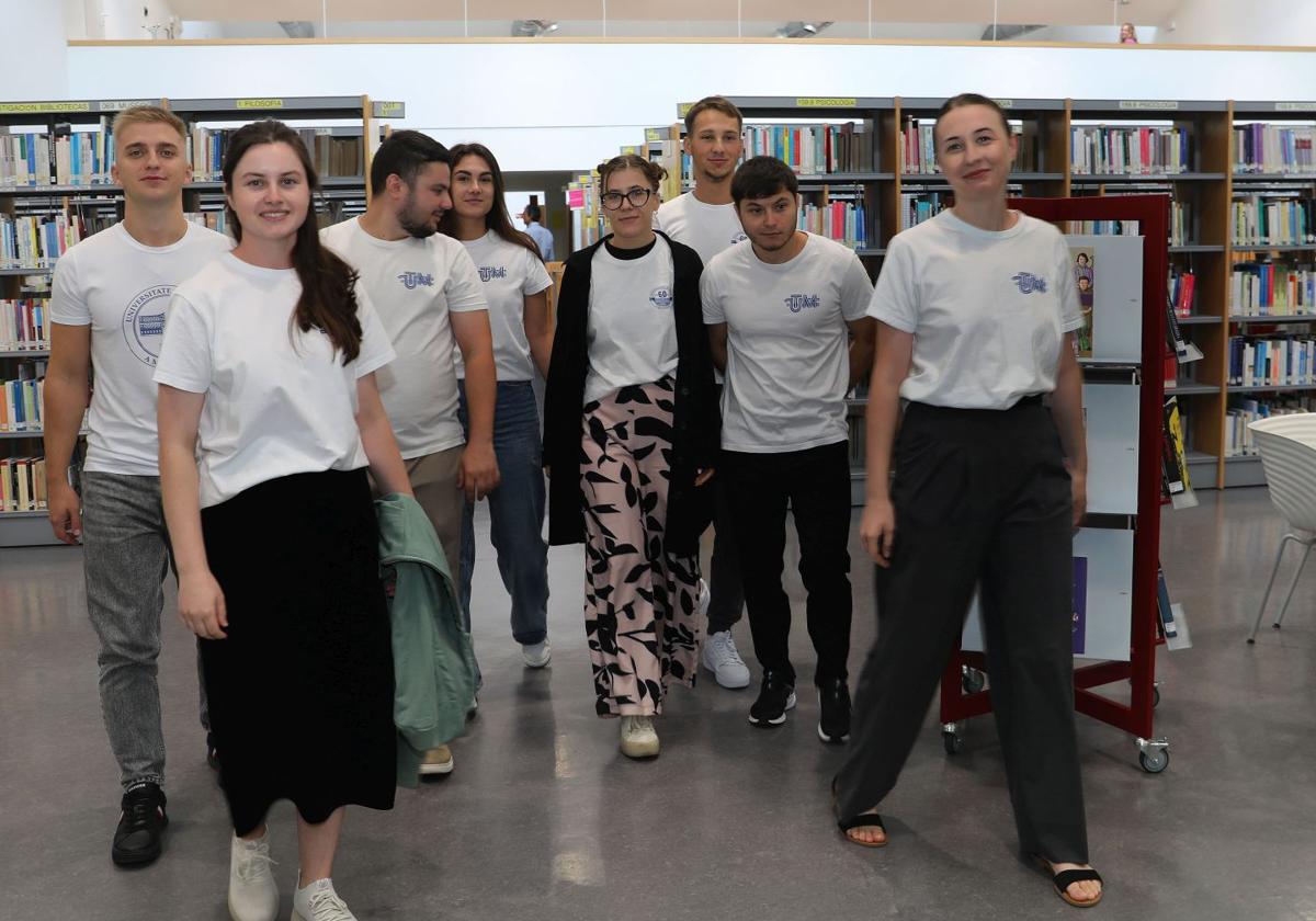 Los estudiantes moldavos, en la biblioteca del campus de La Yutera.