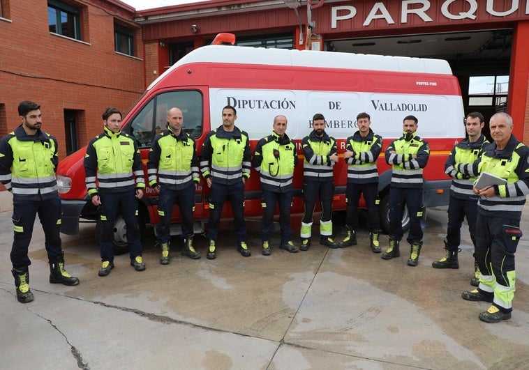 Los diez efectivos de los Bomberos de la Diputación de Valladolid que participan en la segunda misión de ayuda desplegada en la zona de Valencia afectada por la DANA.