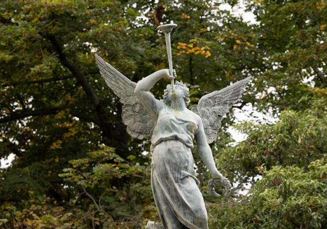 Detalle del ángel de la fuente de la Fama.