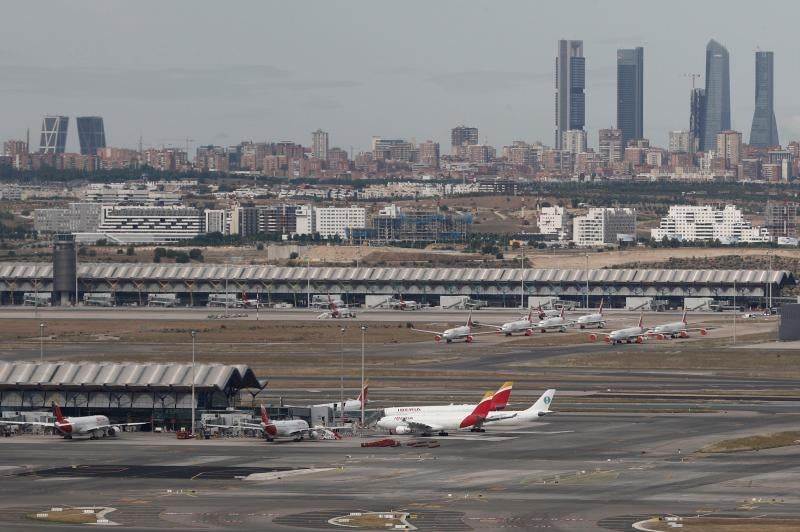 Varios aviones en las pistas del Aeropuerto Adolfo Suárez Madrid-Barajas.