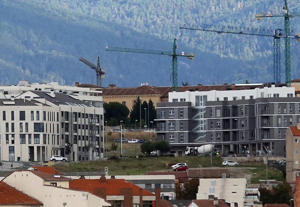 Bloques de viviendas en construcción en el barrio Comunidad Ciudad y Tierra de Segovia.