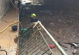 Un bombero de la Diputación de Palencia trabaja en un túnel en Paiporta.