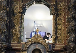 Instalación de las puertas de la iglesia titular de la Virgen del Rosarillo