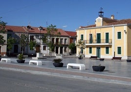 Plaza de Sanchonuño, con la Casa Consistorial.