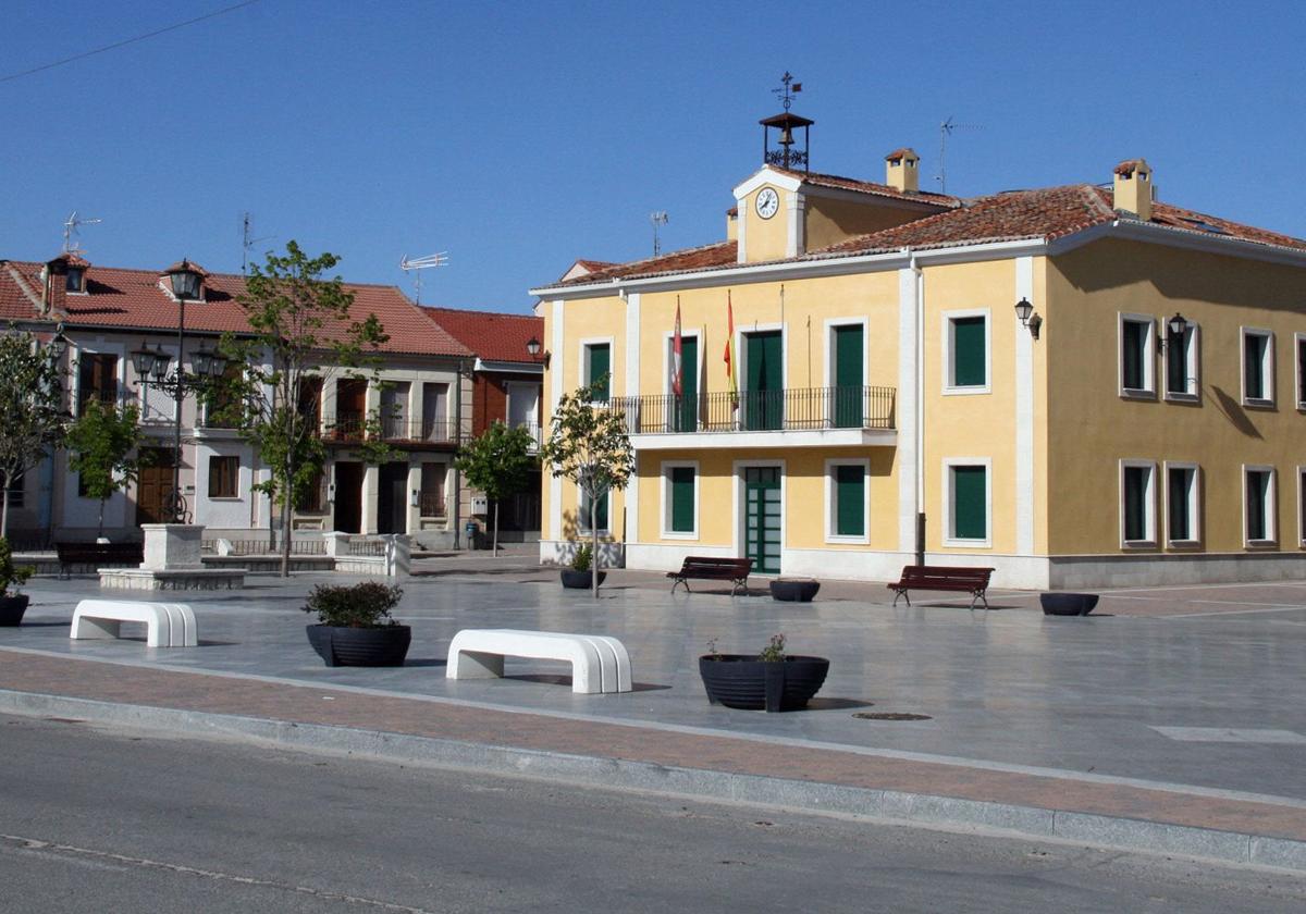 Plaza de Sanchonuño, con la Casa Consistorial.