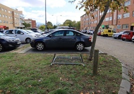 Aparcamientos en la plaza Tirso de Molina, en Nueva Segovia.