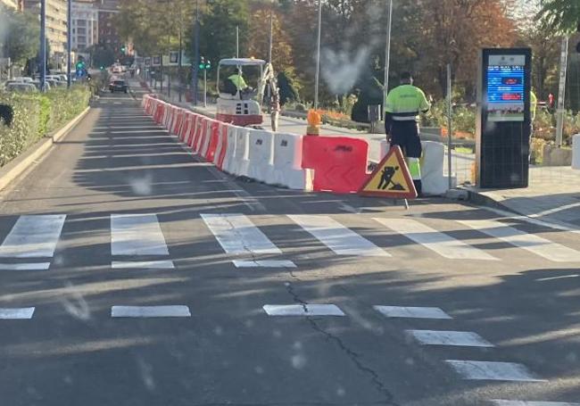 Las máquinas ya han iniciado la demolición de la actual acera.