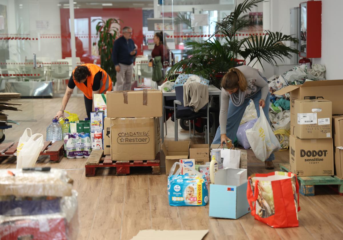 Voluntarios colocan las donaciones para Valencia en un centro cívico de Valladolid