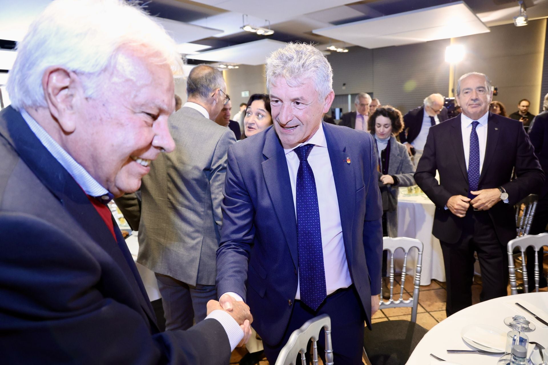 Felipe González da la mano al alcalde de Arroyo de la Encomienda, Sarbelio Fernández.