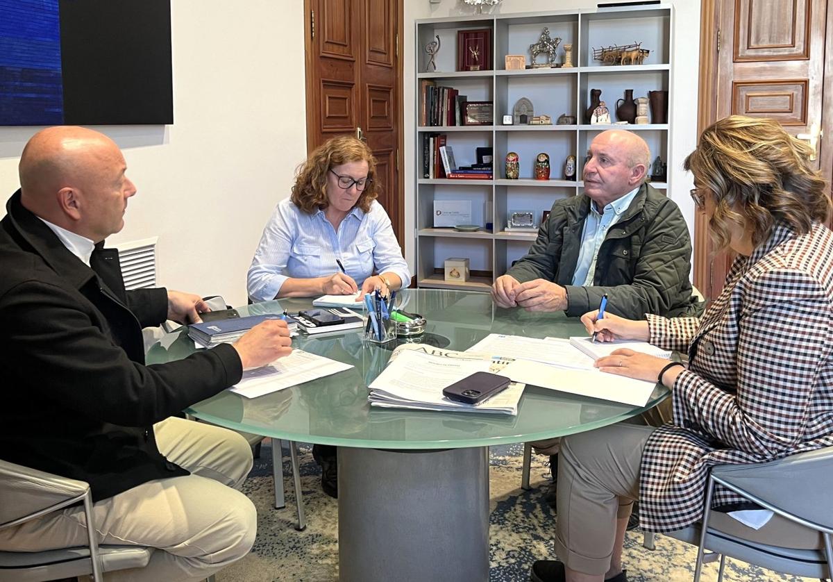 Visita del alcalde de Autillo a la Diputación de Palencia.