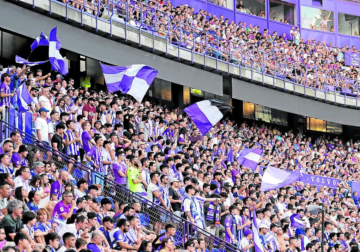 Aficionados del Real Valladolid, durante un partido esta temporada.