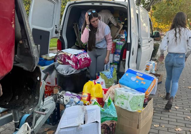 El lunes numerosos amigos y voluntarios se pasaron el día cargando las furgonetas