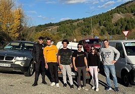 Alejandro Hernández, Mario Rodríguez y Jesús Martín, los tres de Salamanca, y Alberto Arranz, Lucía Román y Héctor del Caño de Valladolid, haciendo un alto en el camino a Valencia