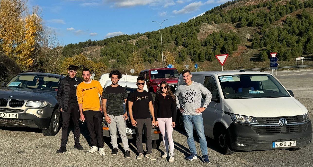 Alejandro Hernández, Mario Rodríguez y Jesús Martín, los tres de Salamanca, y Alberto Arranz, Lucía Román y Héctor del Caño de Valladolid, haciendo un alto en el camino a Valencia