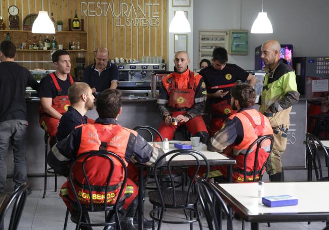 Bomberos de Castilla y León en el restaurante El Sartenes antes de empezar la jornada.